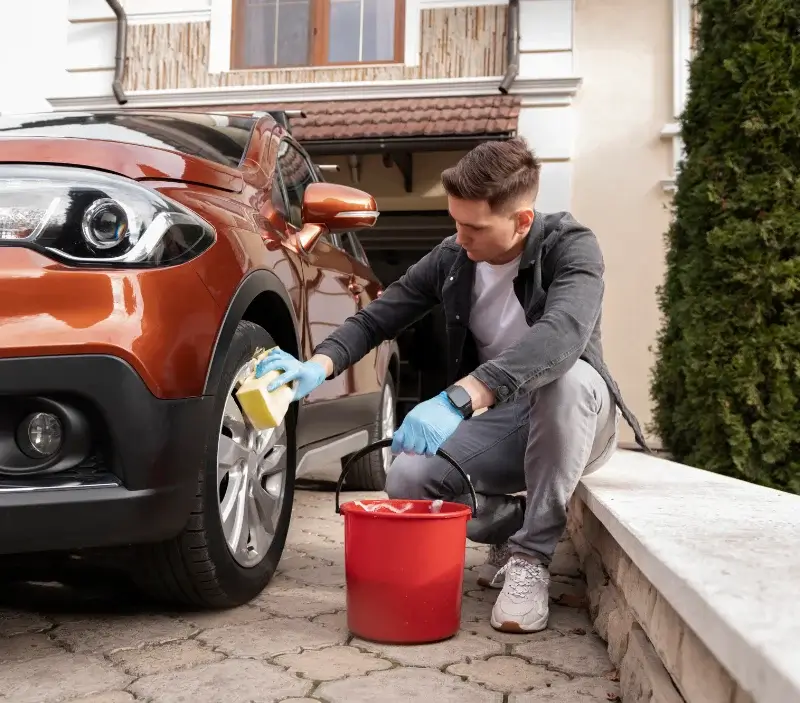 Lavage auto à domicile Pennautier : professionnel intervenant sur un véhicule